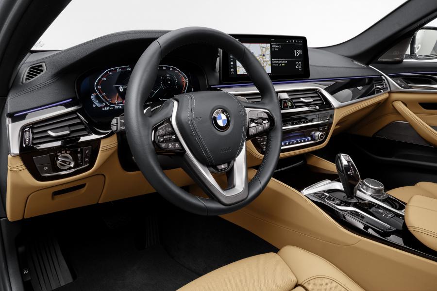 Торпедо BMW 540i Luxury Line (G30) 2020 года  (WW) (фото 22 из 29)